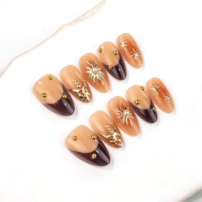 Künstlerisches Stiletto Press-On Nagelkunstset mit goldenen Akzenten Brehn