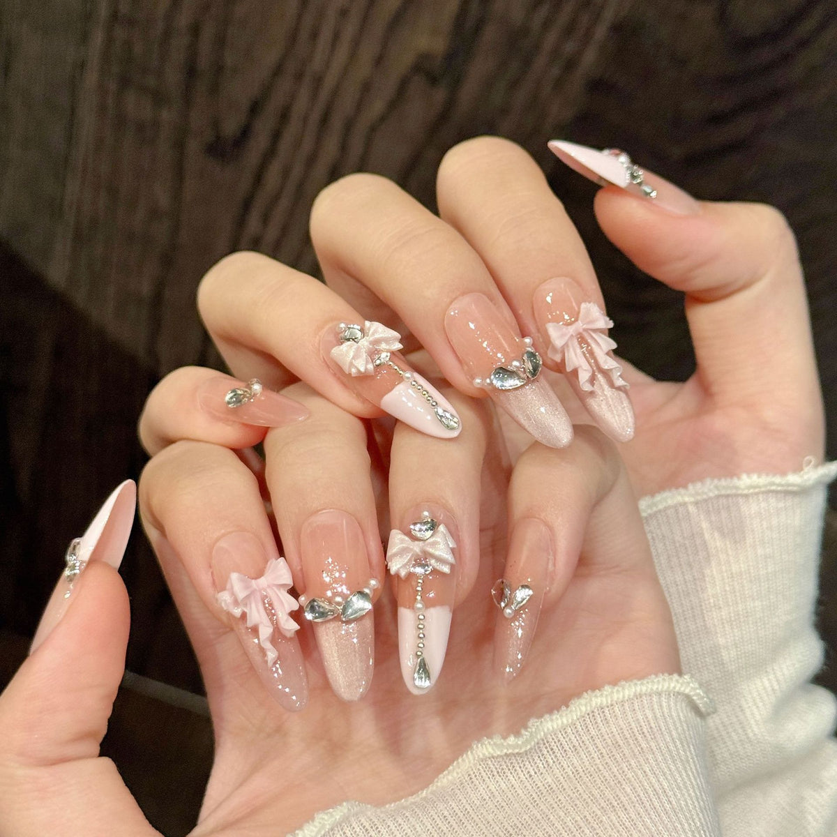Dekoratives Press-On Nail Art Set mit Verzierungen
