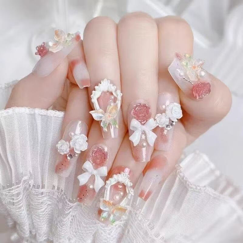 Kunstvolle Nagelset mit 3D-Blumen- und Schleifendetails Brehn
