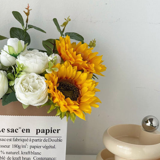 Lebensechte Blumenarrangements