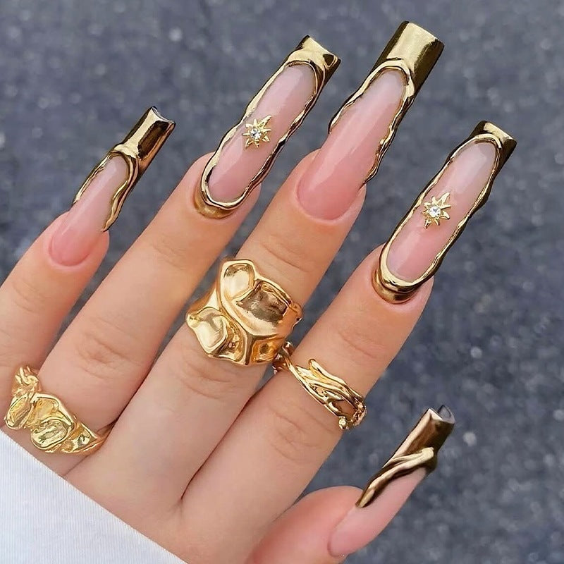 Kunstnagelset mit glamourösen Verzierungen und eleganten Akzenten Brehn