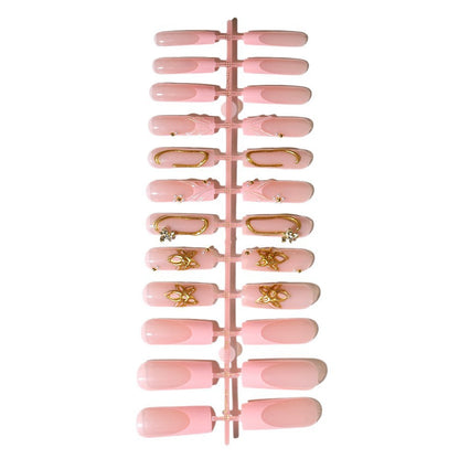 Elegante Kunstnagelspitzen mit Goldakzenten Brehn