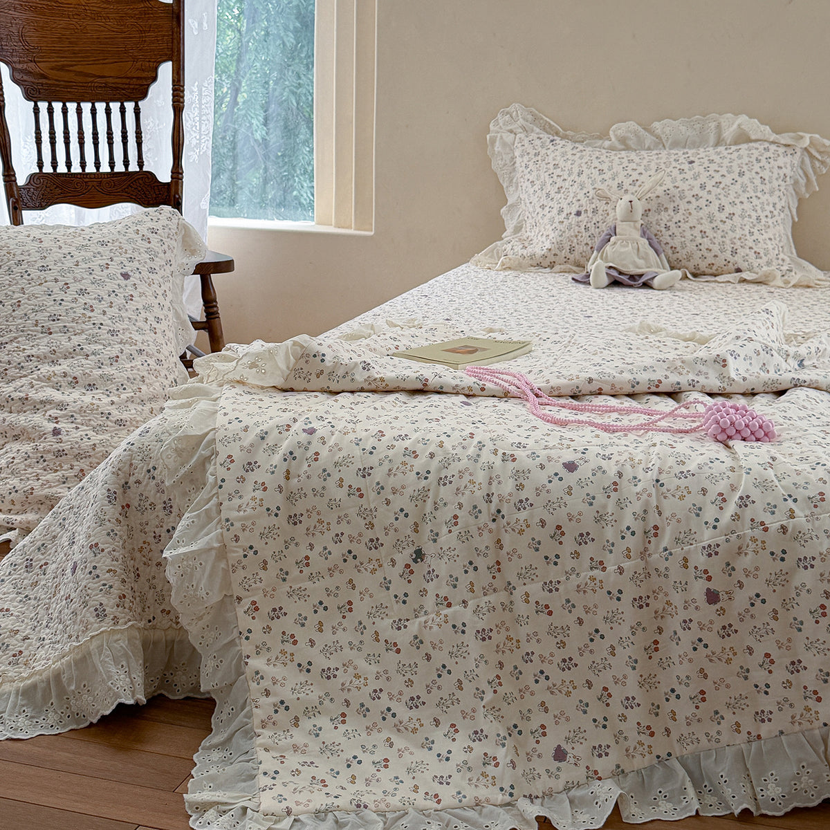 Gesteppte leichte Blumencotton-Bettdecke mit Rüschensaum und wendbarem Design