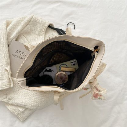 Elegante gewebte Strohtasche mit dekorativem Bogen
