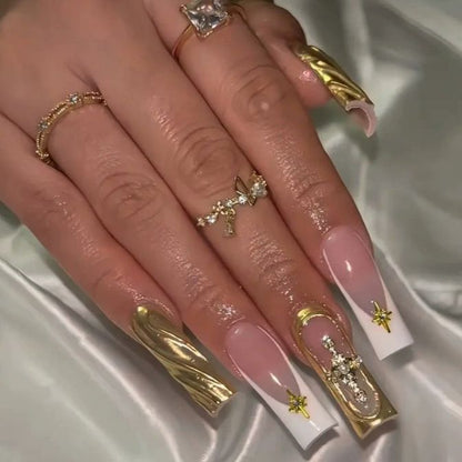 Elegante Kunstnagelspitzen mit Goldakzenten Brehn