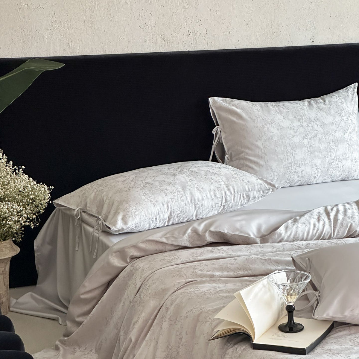 Luxuriöses Satin-Bettwäsche-Set mit filigranem Blumenmuster und Bindebändern
