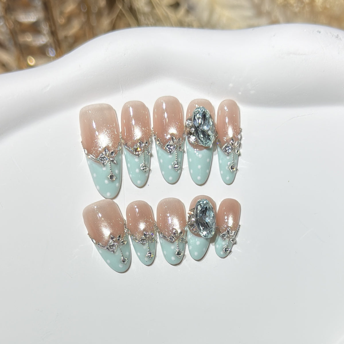 Elegantes dekoratives Press-On-Nagelset mit Edelsteinakzenten Brehn