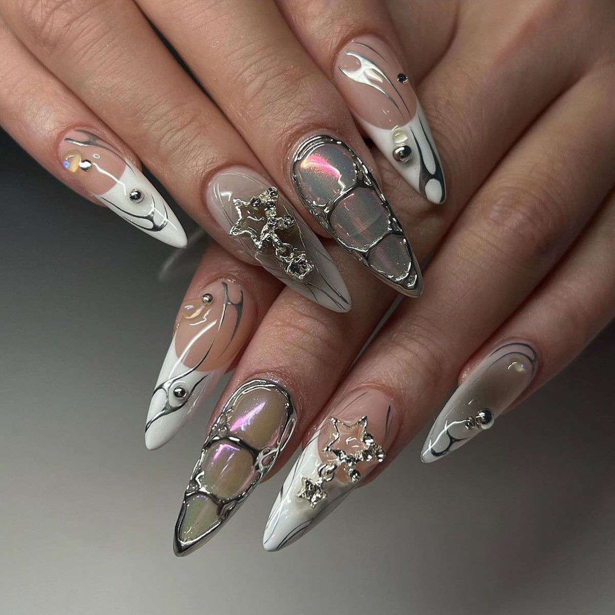 Kunstvolle Nagelverlängerungen mit Glitzer- und Perlverzierungen Brehn