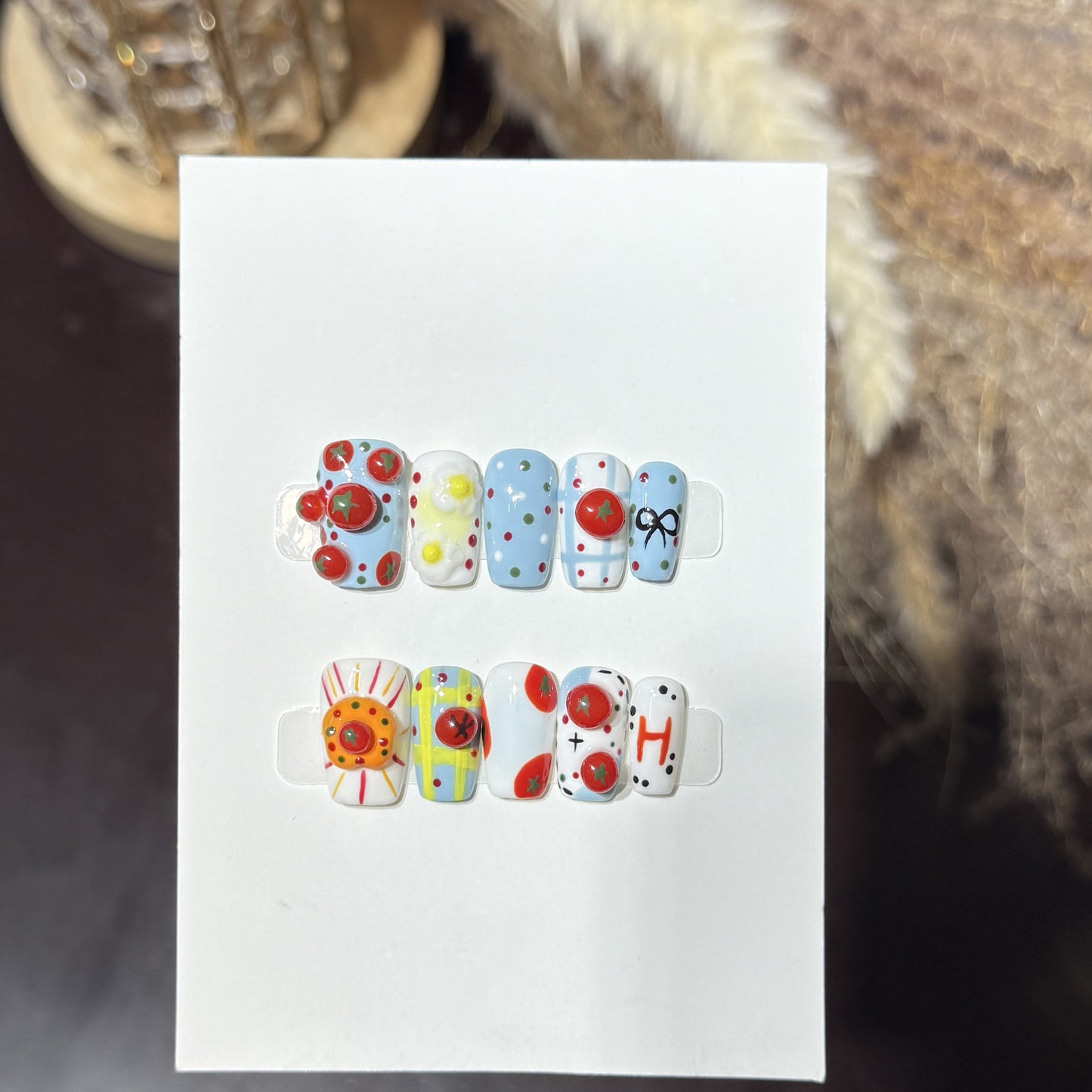Künstlerisches Press-On-Nagelset mit verspielten floralen und gepunkteten Designs Brehn