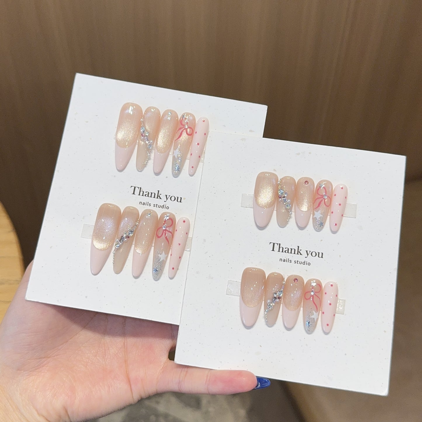 Kreative Kunstnagelspitzen mit Glitzerakzenten Brehn