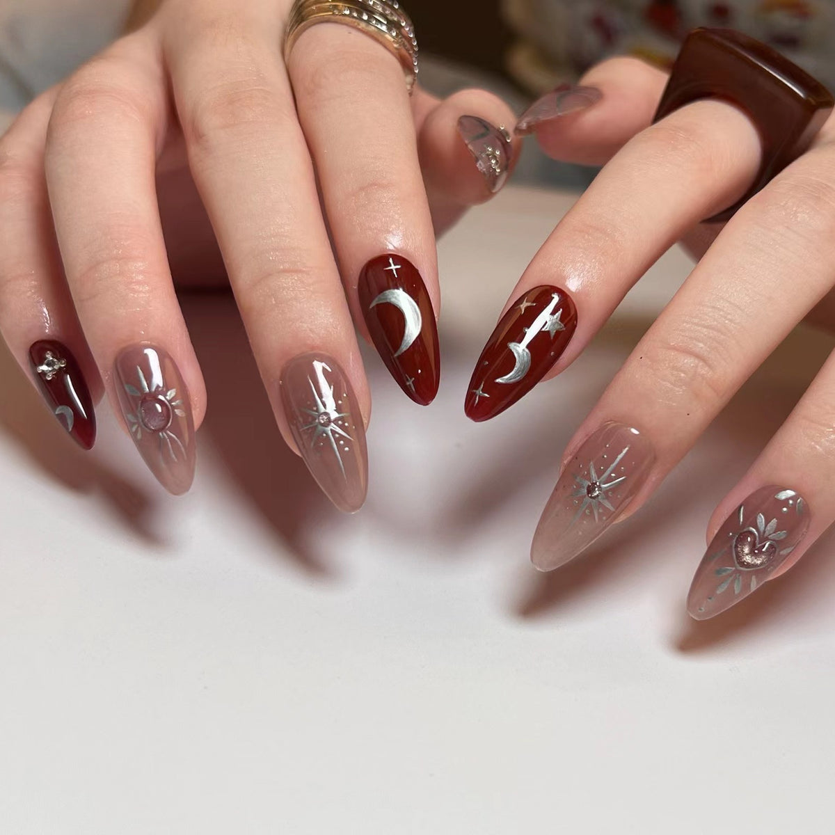Kunstvolle Nagelverlängerungen im einzigartigen Mond-Design Brehn