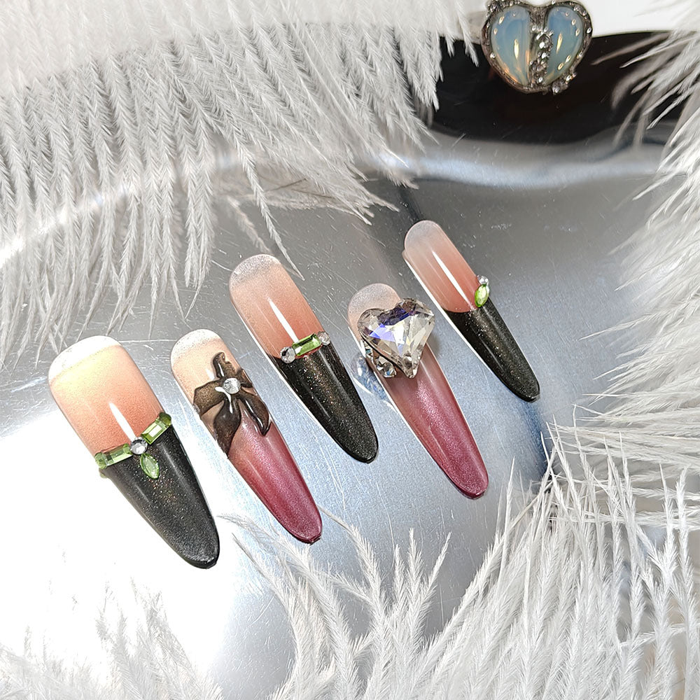 Kunstnägel mit Elegantem Spitzen-Design und Glitzerakzenten Brehn