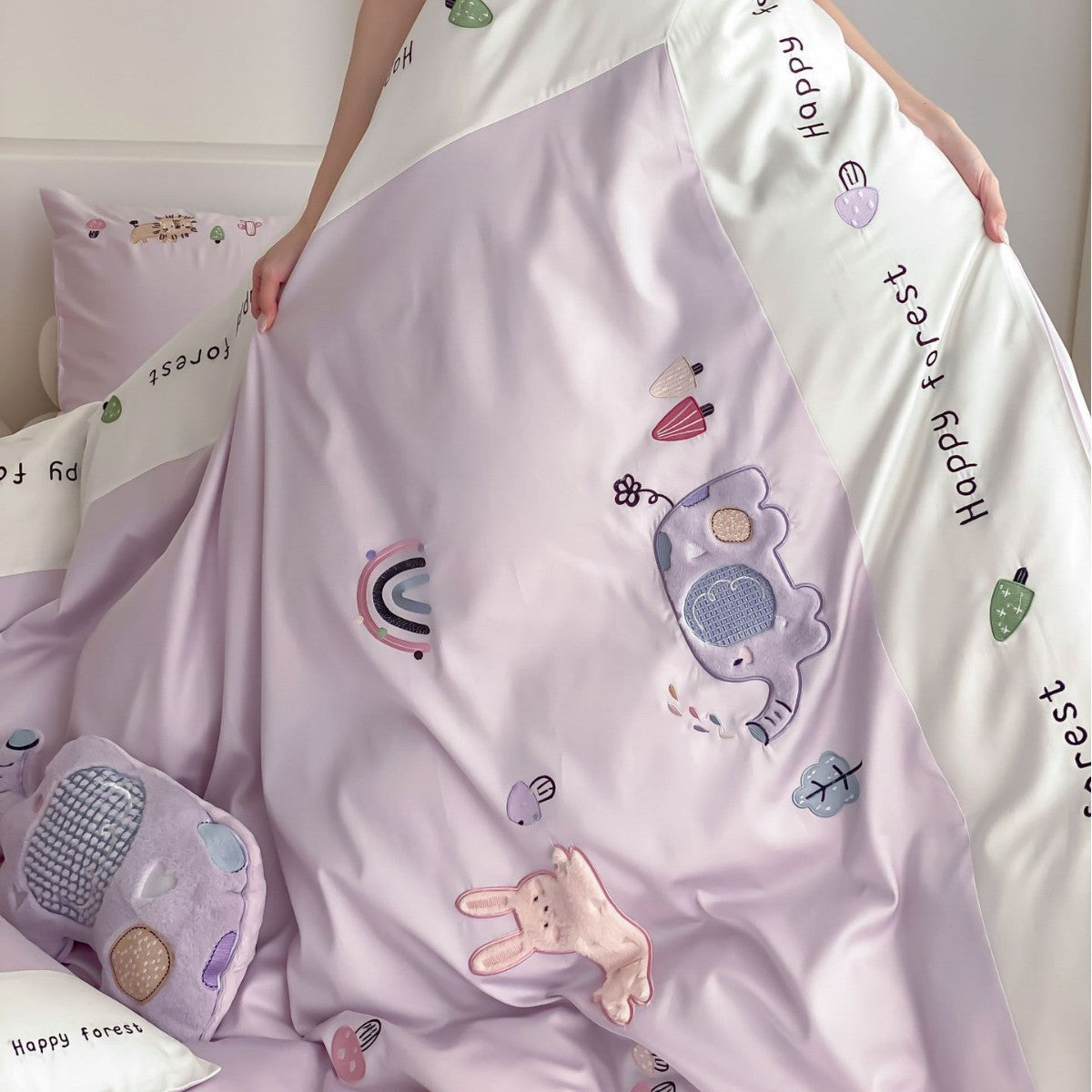 Kinder-Bettwäsche-Set aus feinem Satin mit gestickten Elefantenapplikationen und dekorativem Saum Brehn