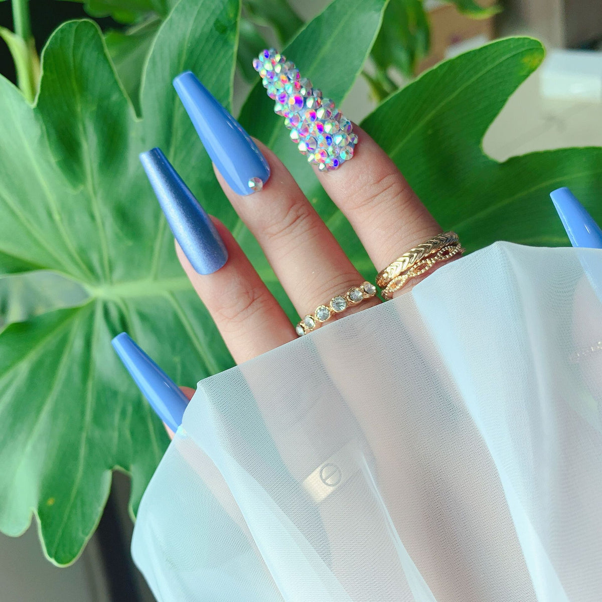 Glamouröse mit Strass verzierte Stiletto-Nägel