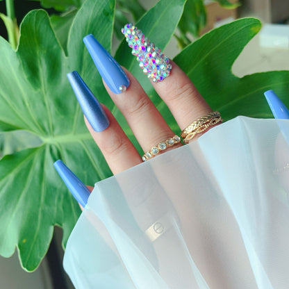Glamouröse mit Strass verzierte Stiletto-Nägel