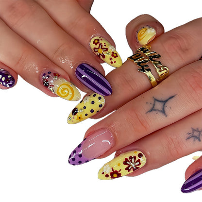 Künstliche Fingernägel mit Floralem und Geometrischem Design Brehn