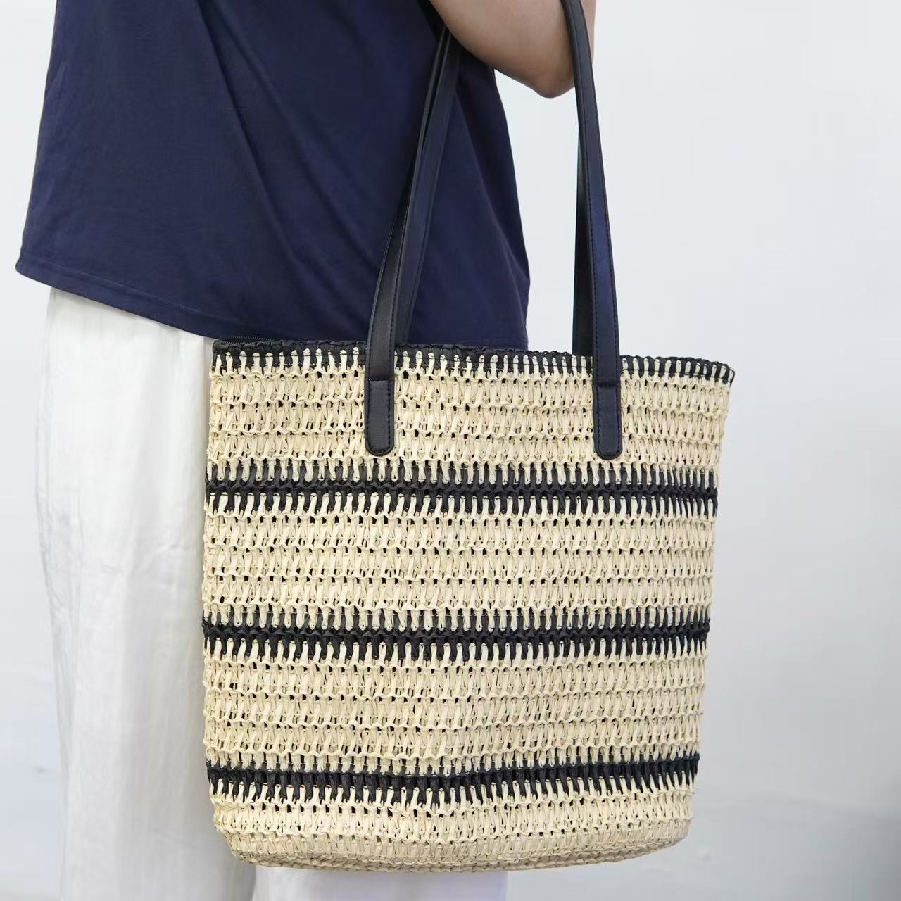 Strandtasche mit Modernen Streifen und Robusten Trageriemen Brehn
