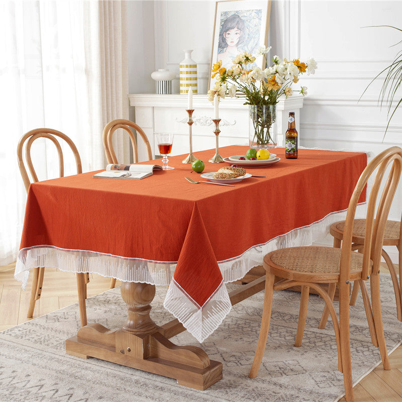Elegante Tischdecke mit Spitzensaum