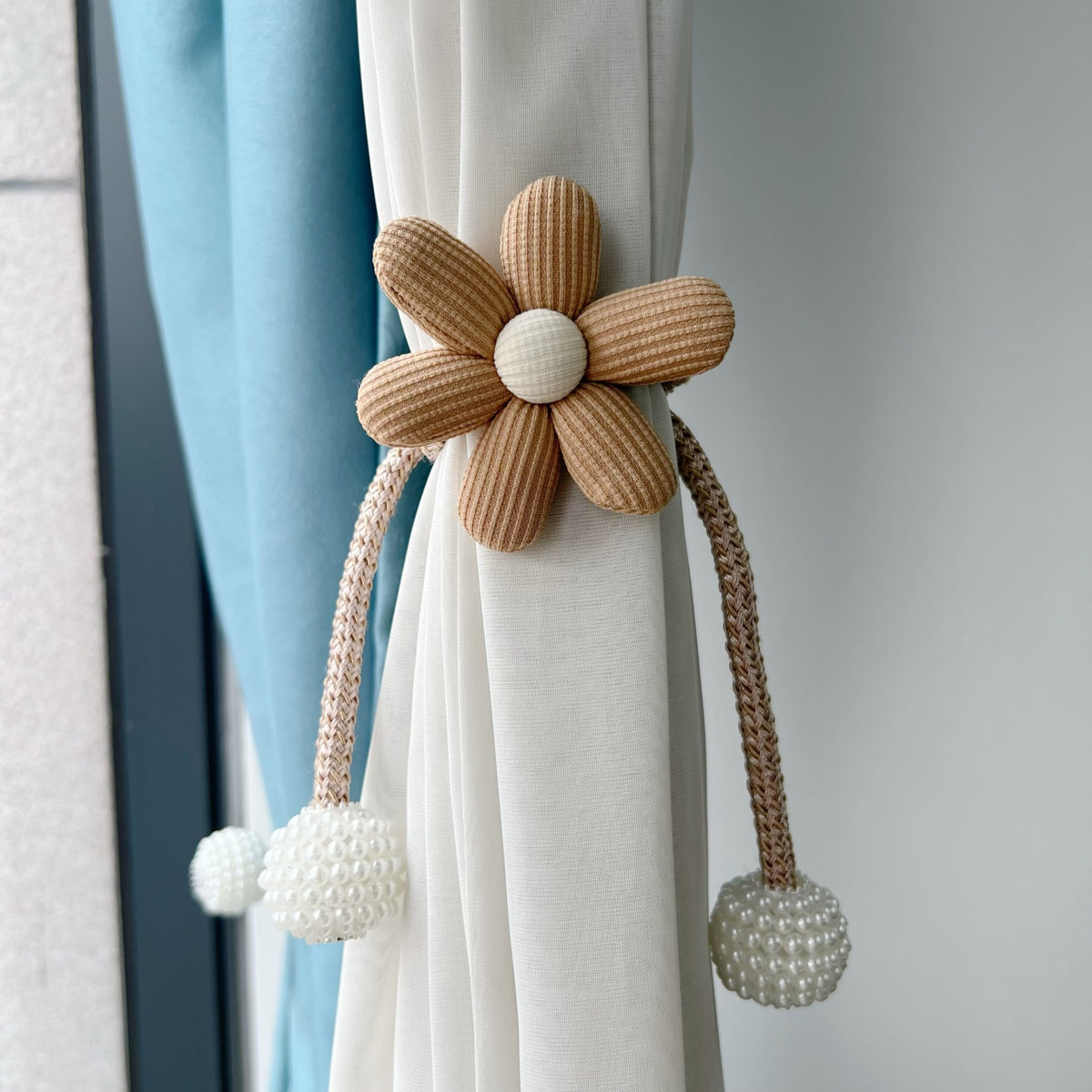 Dekorative Stoffblumen-Vorhanghalter mit geflochtenem Seil und Perlen-Pom-Pom-Gewichten
