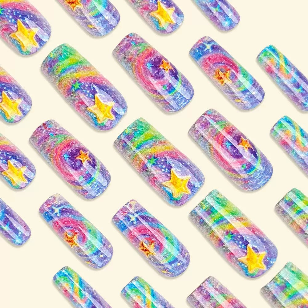 Glitzerndes Kunstnagelset mit buntem Spiral-Design und Sternenakzenten Brehn