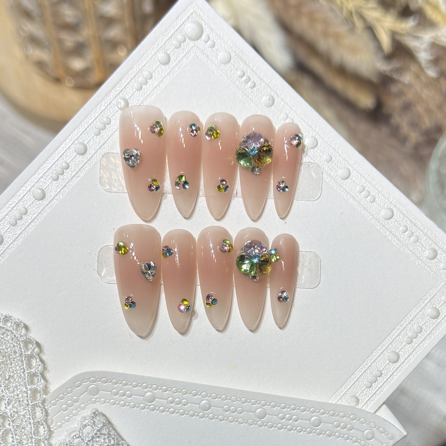 Glamouröse Stiletto Press-On Nagelset mit bunten Schmuckakzenten Brehn