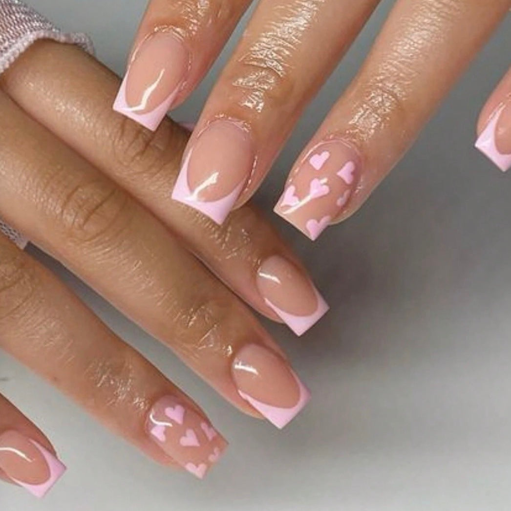Kunstnagelset mit romantischen Herzmotiven und elegantem French Design Brehn