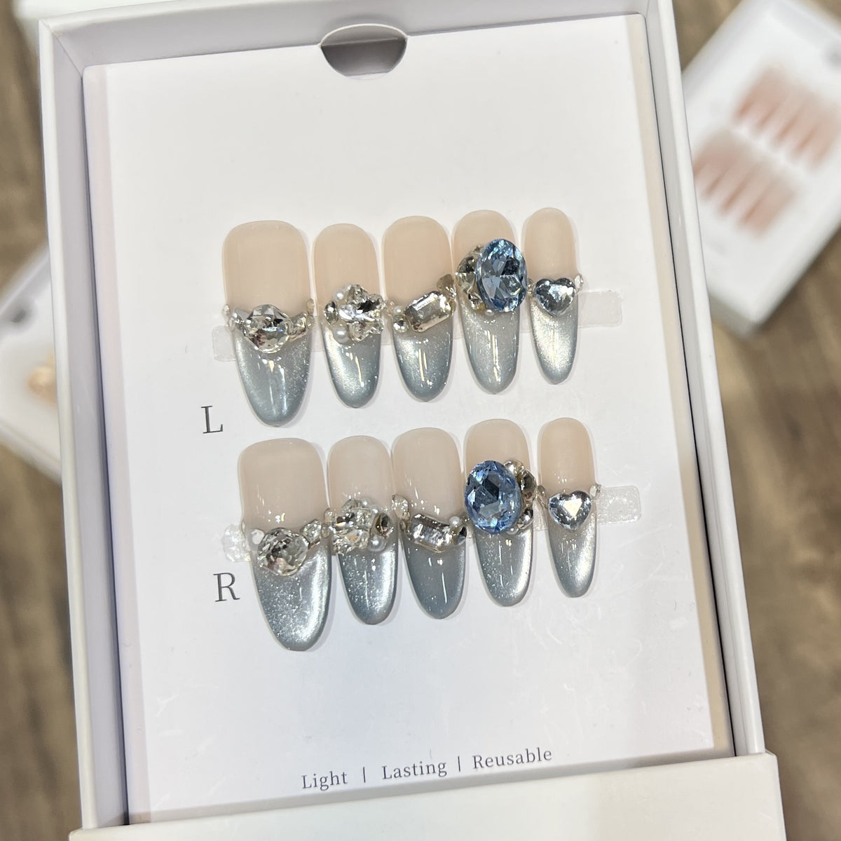 Dekorative Stiletto Press-On Nägel mit Kristallakzenten Brehn