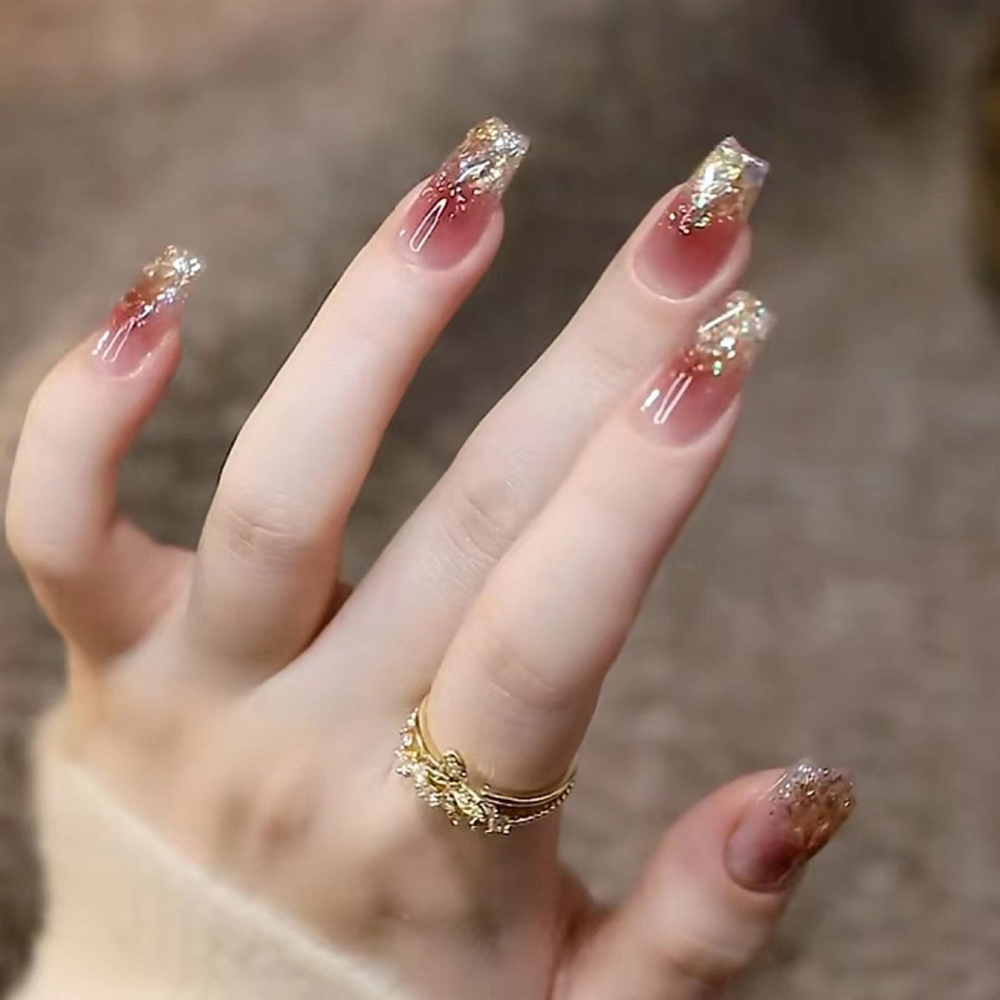 Stilvolle Kunstfingernägel mit Herz-Design und Glitzer Brehn