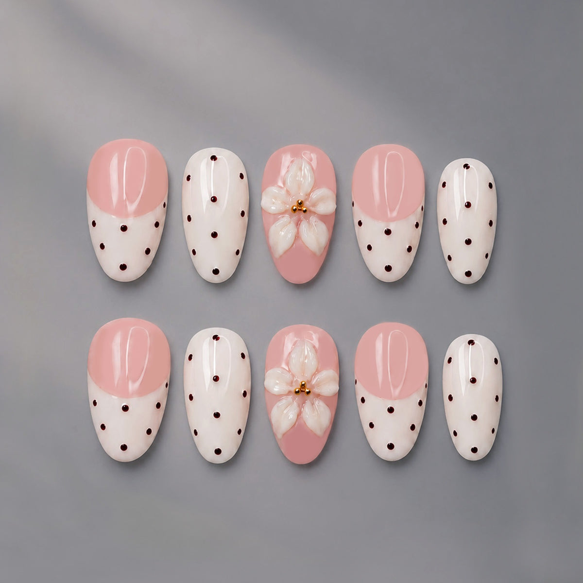 Kunstnagelset mit eleganten Blumen- und Punkten Brehn