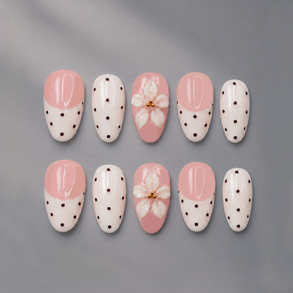 Kunstnagelset mit eleganten Blumen- und Punkten Brehn