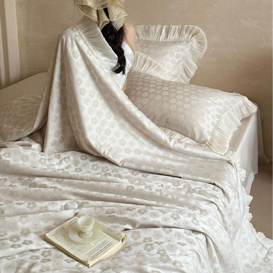 Satin-Steppbett-Set mit plissierten Volants und feiner Jacquard-Blumenstruktur