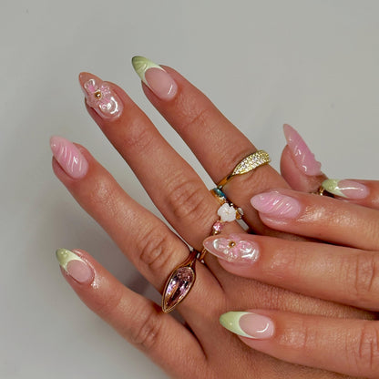 Kunstvolle Nagelverlängerungen mit floralem Design und glamourösen Akzenten Brehn