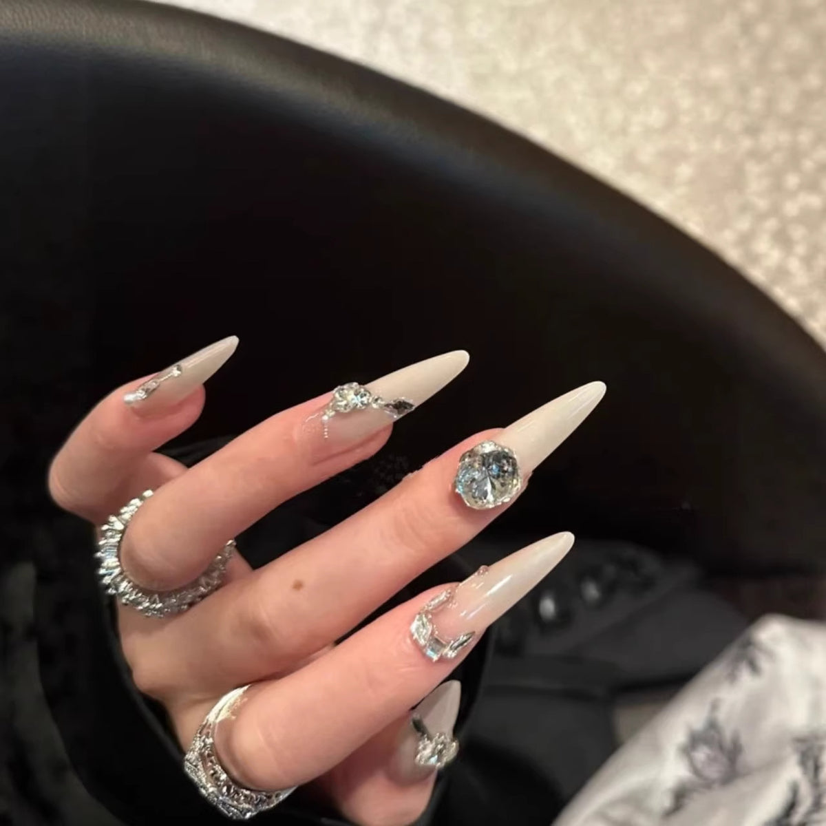 Elegante Stiletto-Nagelkunstverlängerungen mit Kristallakzenten