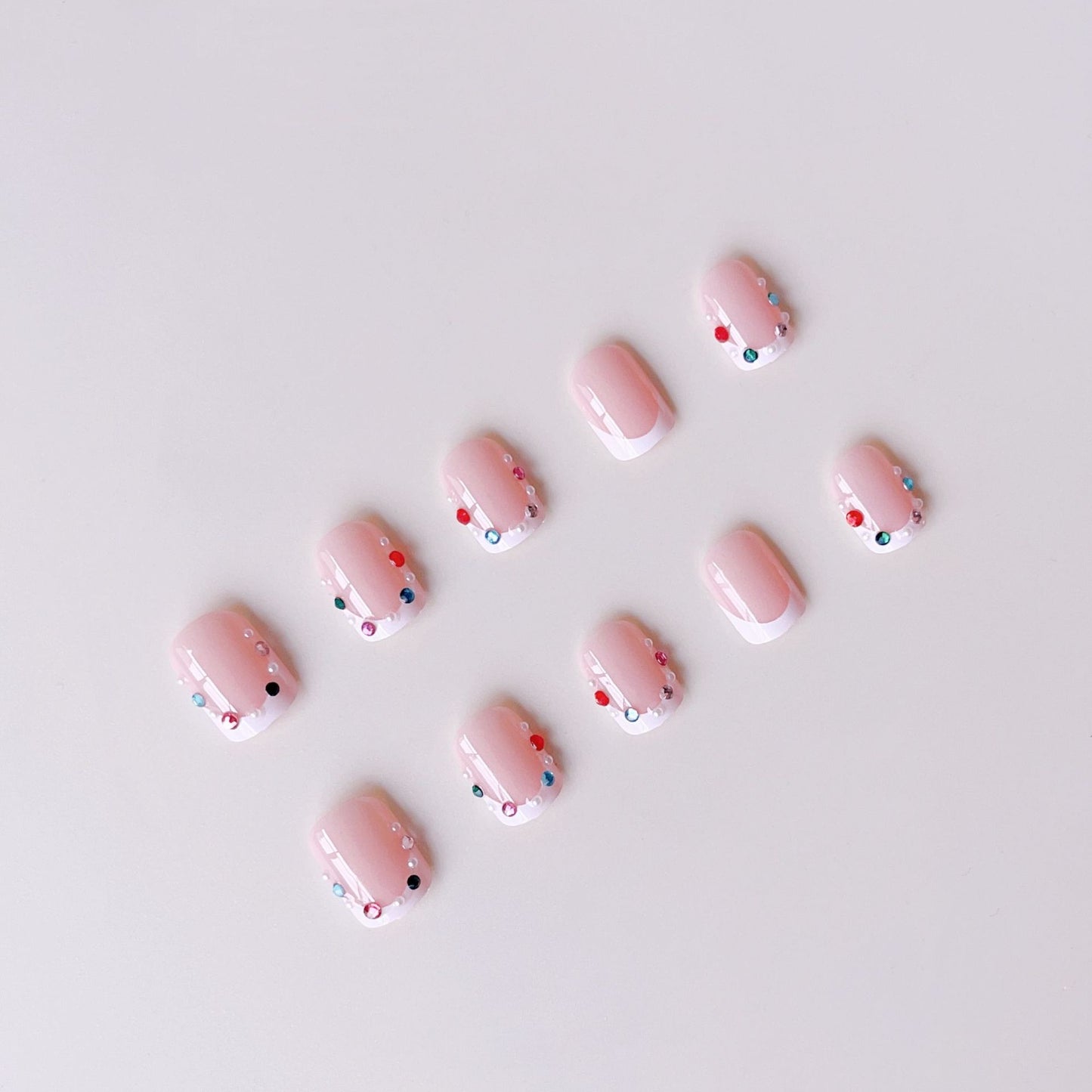 Nagelkunstset mit eleganten Strassverzierungen und modischem French Design Brehn