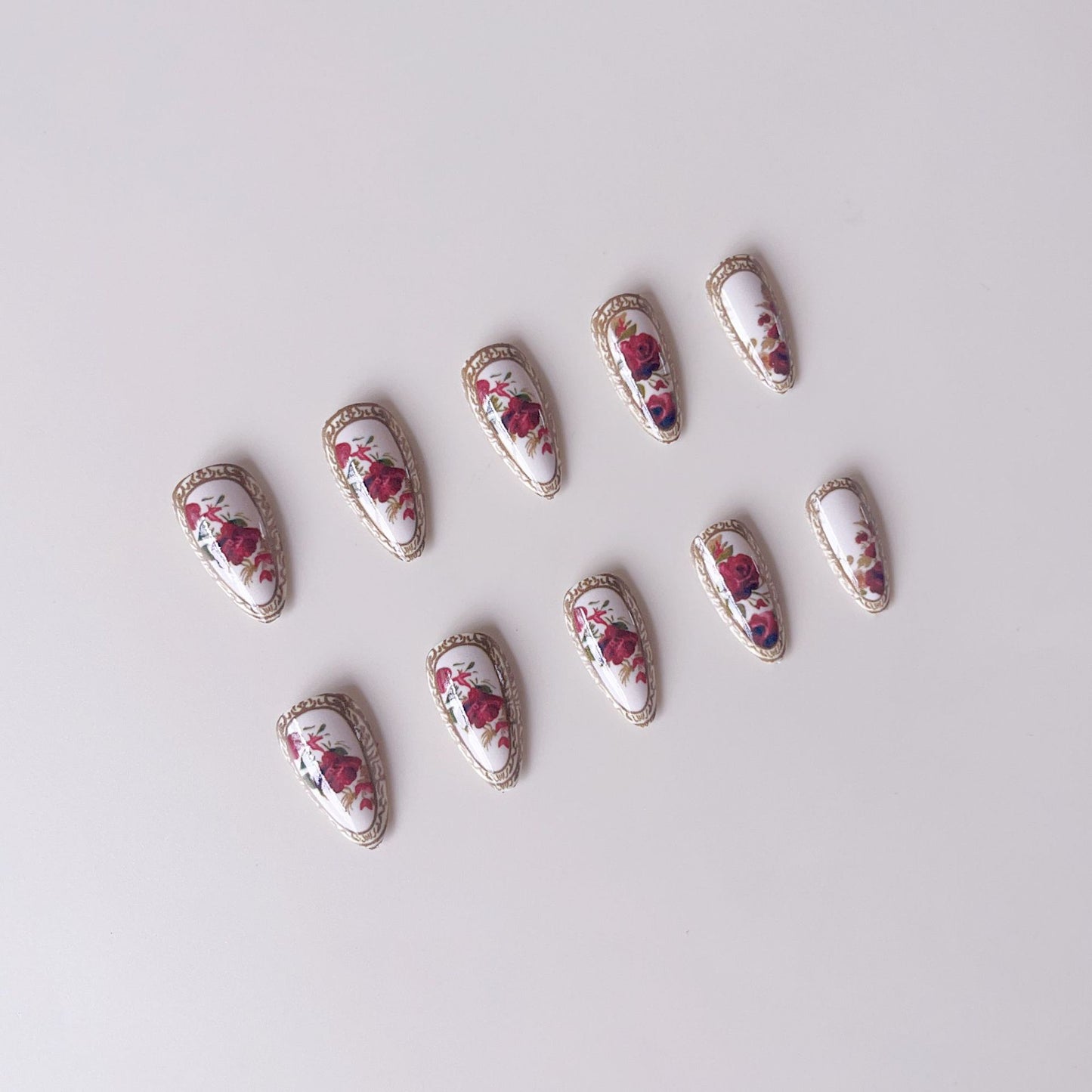 Kunstnagelset mit luxuriösem Blumenmuster und goldenen Akzenten Brehn