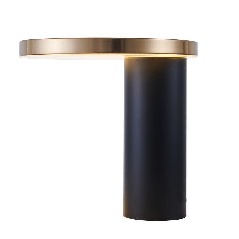 Minimalistische Tischlampe mit metallic Akzent