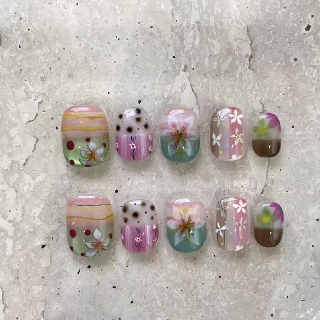 Künstlerisches Press-On-Nagelset mit geometrischen Designs Brehn