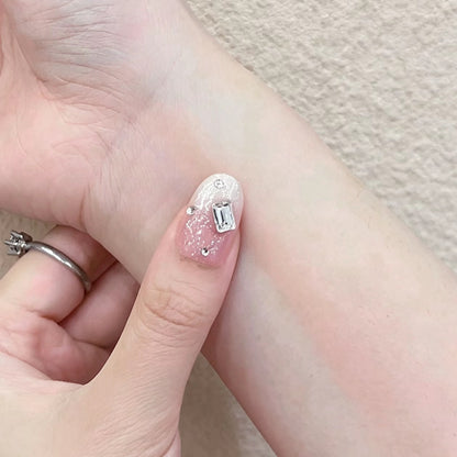 Glamouröse Nagelkunstverlängerungen mit dekorativen Akzenten