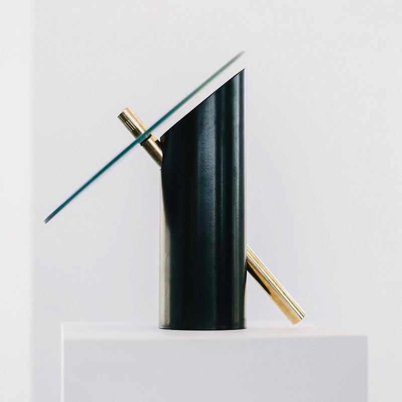 Moderne Tischlampe mit verstellbarem Schirm