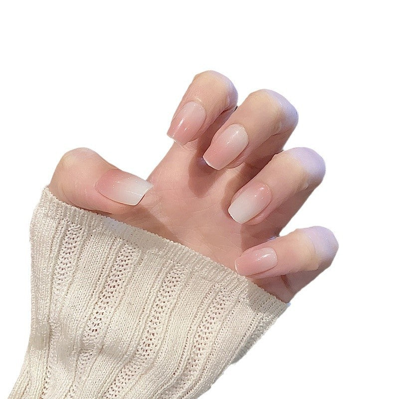 Glänzendes Druck-Nagel-Set mit eleganten französischen Spitzen Brehn