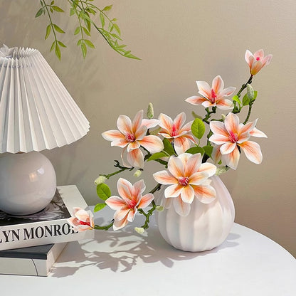 Lebensechte Blumenarrangement in elegantem Vase