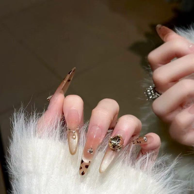 Aufwendige Stiletto-Nagelkunst