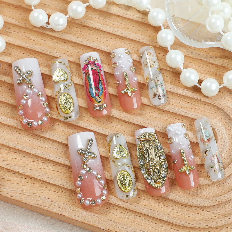 Glamouröses Kunstnagelset mit edlen Verzierungen und Glitzerakzenten Brehn