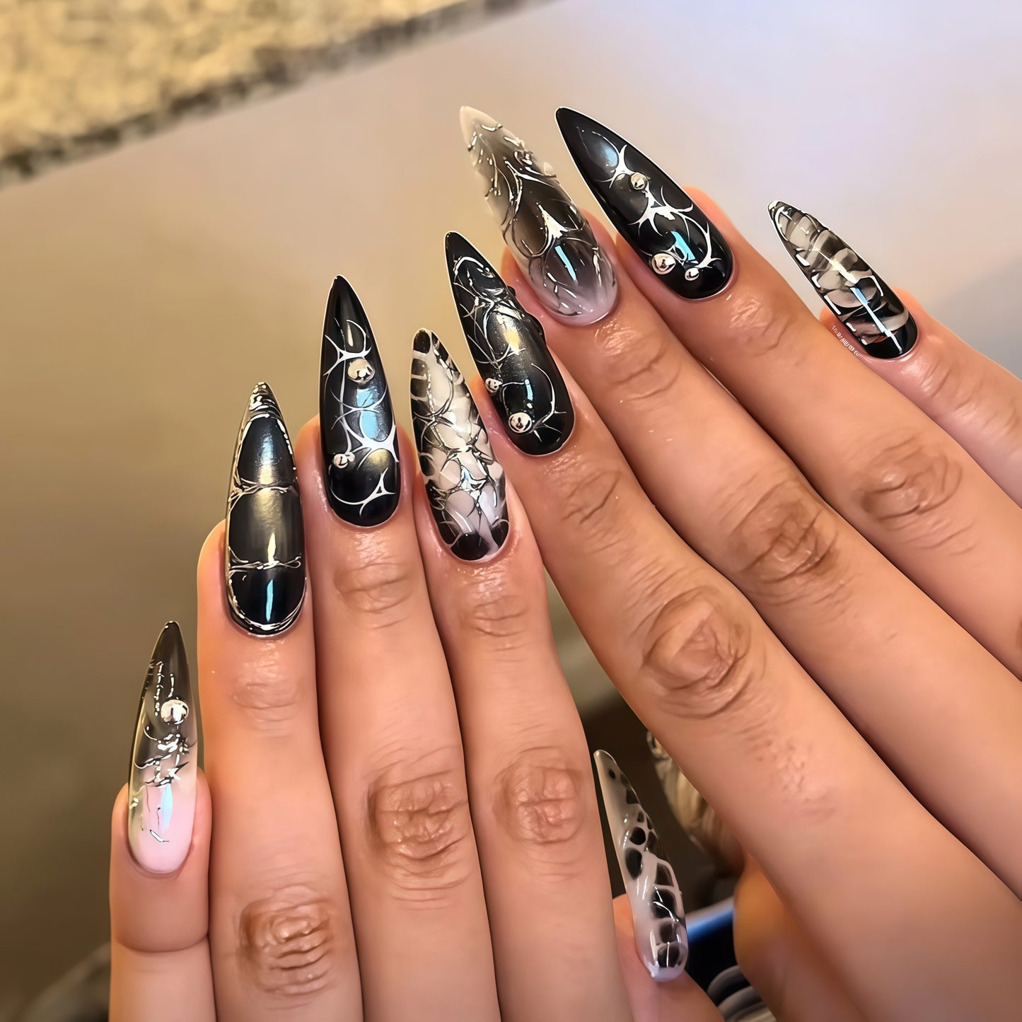 Elegante Stiletto-Nagelkunstverlängerungen mit aufwändigem Design Brehn