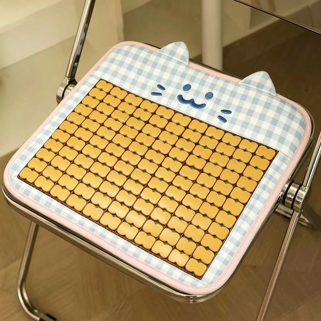 Gepolstertes Sitzkissen mit Massagesteinen und Katzenapplikation