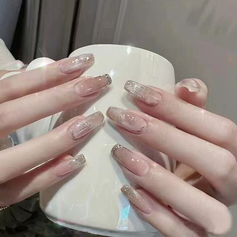 Glamouröse Kunstnägel mit Strassdetails Brehn