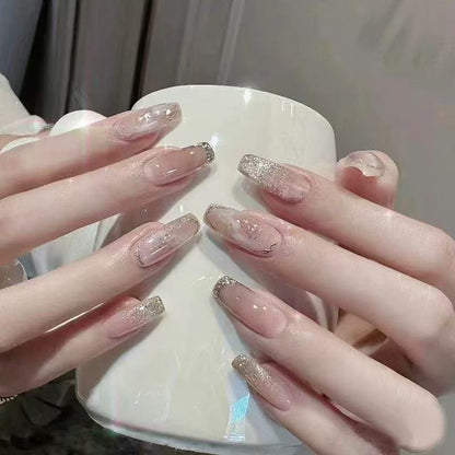 Glamouröse Kunstnägel mit Strassdetails Brehn