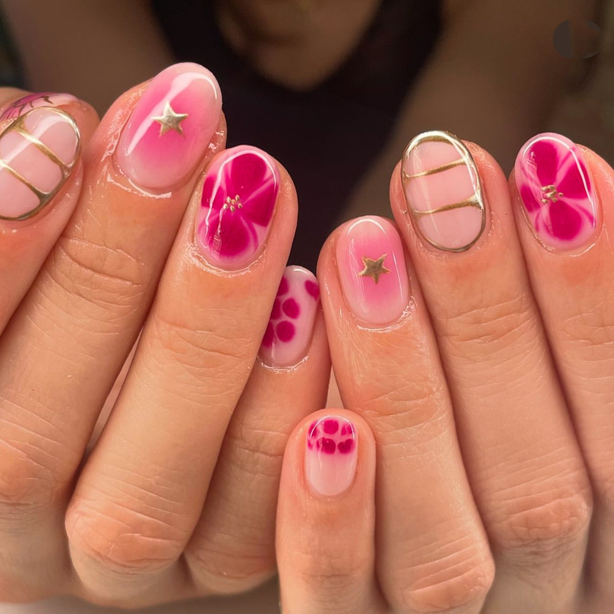 Kunstvolle Nagelkunst mit floralem Design und Glitzerelementen Brehn