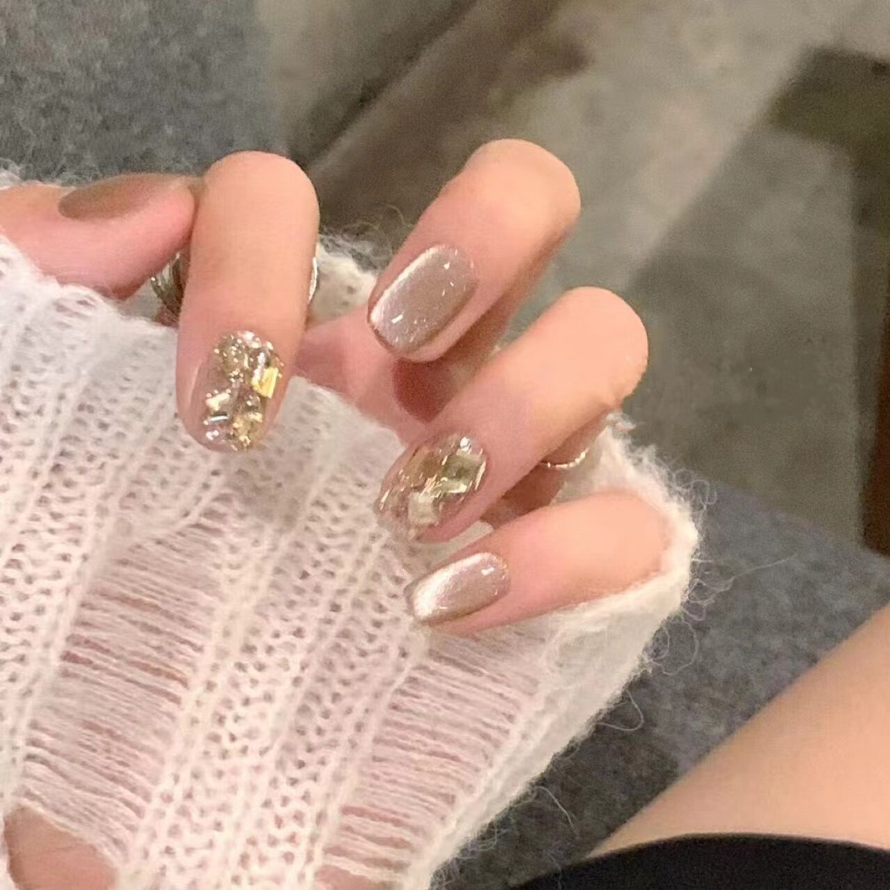 Kunstnagelset mit elegantem Glitzermuster und goldenen Akzenten Brehn
