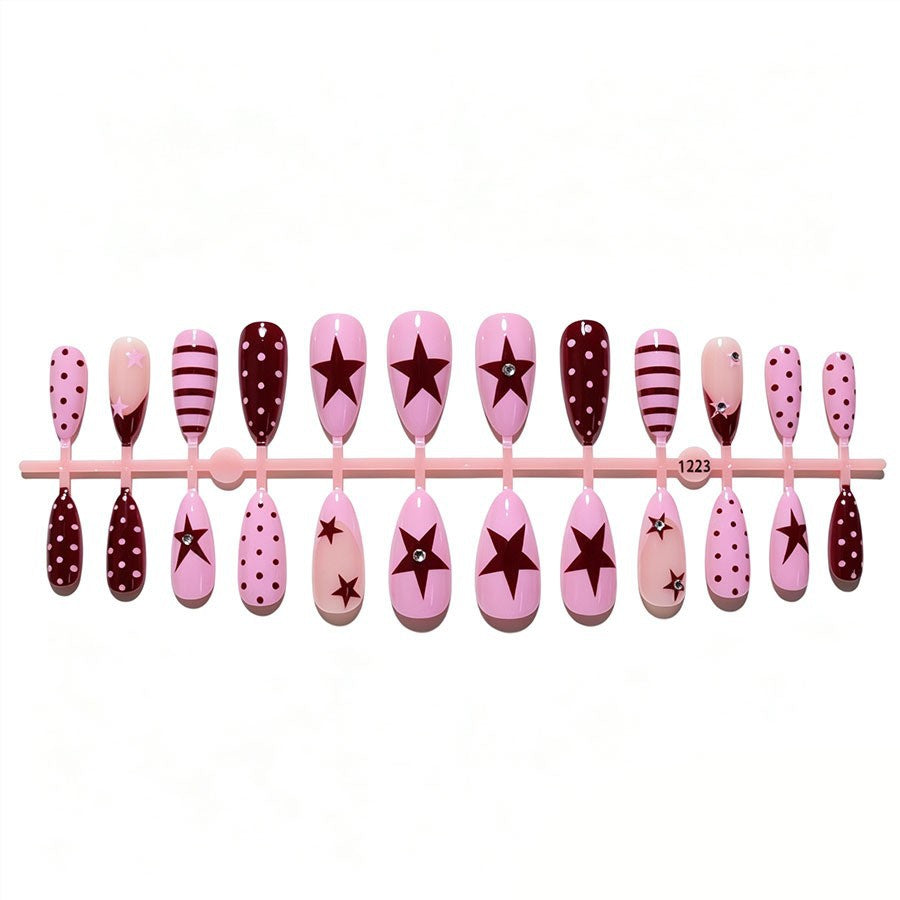Kunstnagelset mit asymmetrischen Designs und Glitzerakzenten Brehn